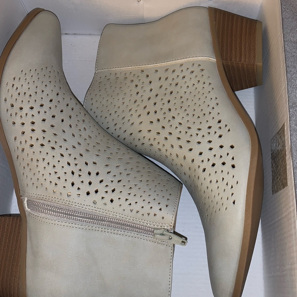 Gray boots never worn